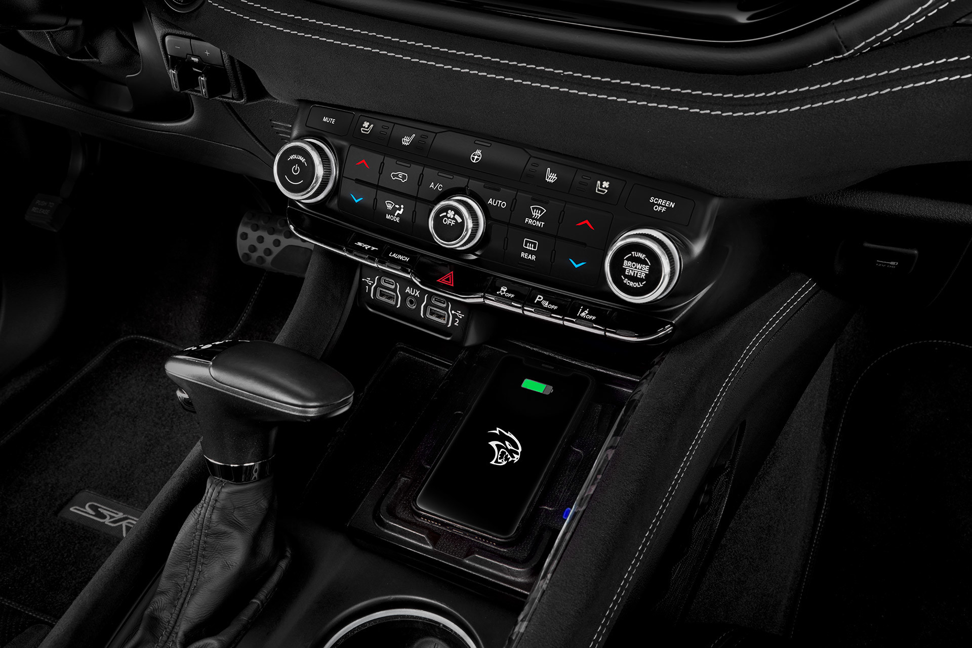 Vue intérieure des commandes de l’habitacle du Dodge Durango, y compris divers modes de conduite.