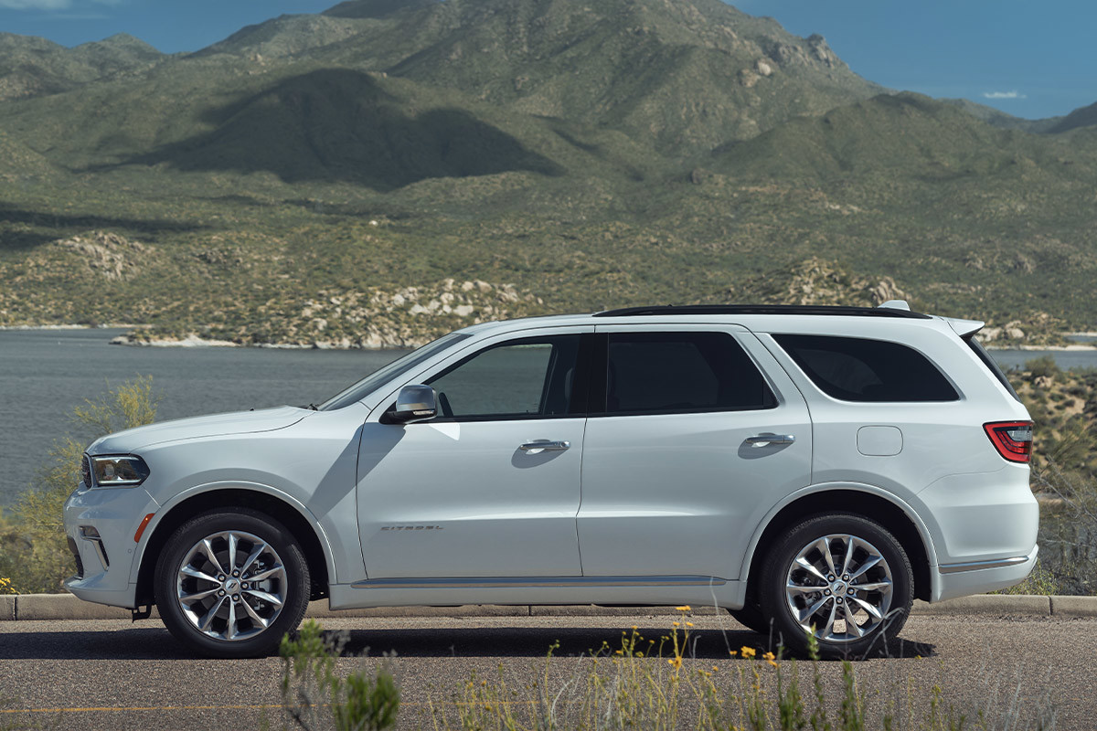 Vue de profil d’un Dodge Durango 2022 sur route par une journée ensoleillée