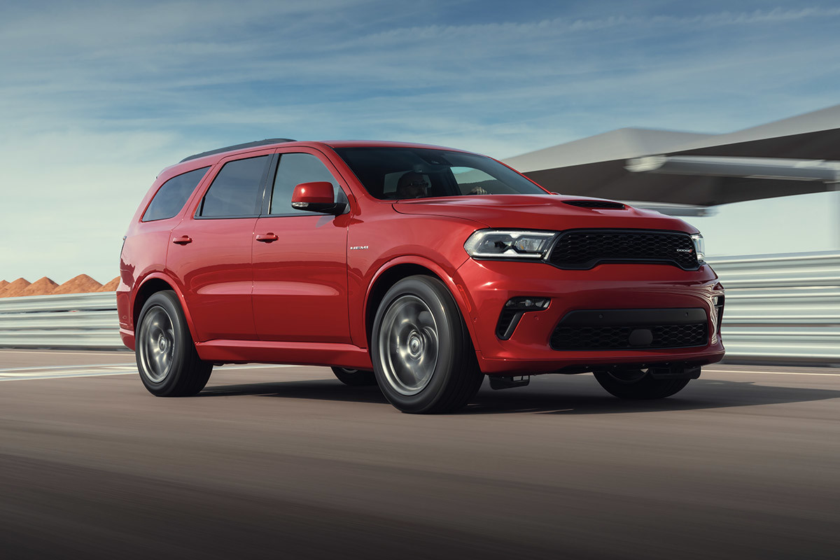 Une Dodge Durango 2022 rouge garée sur une route pavée