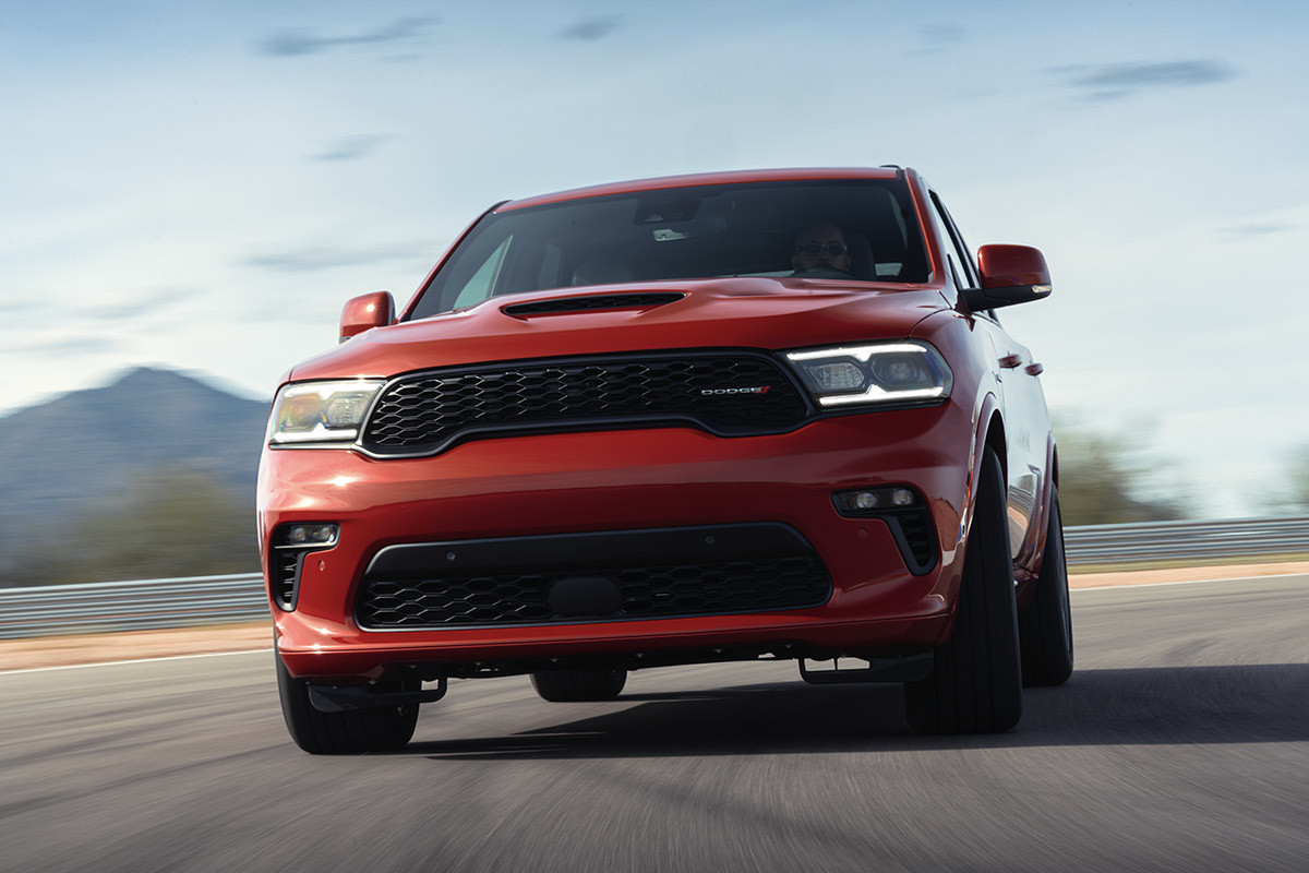 L’avant d’un Dodge Durango 2022 rouge roulant sur une route pavée