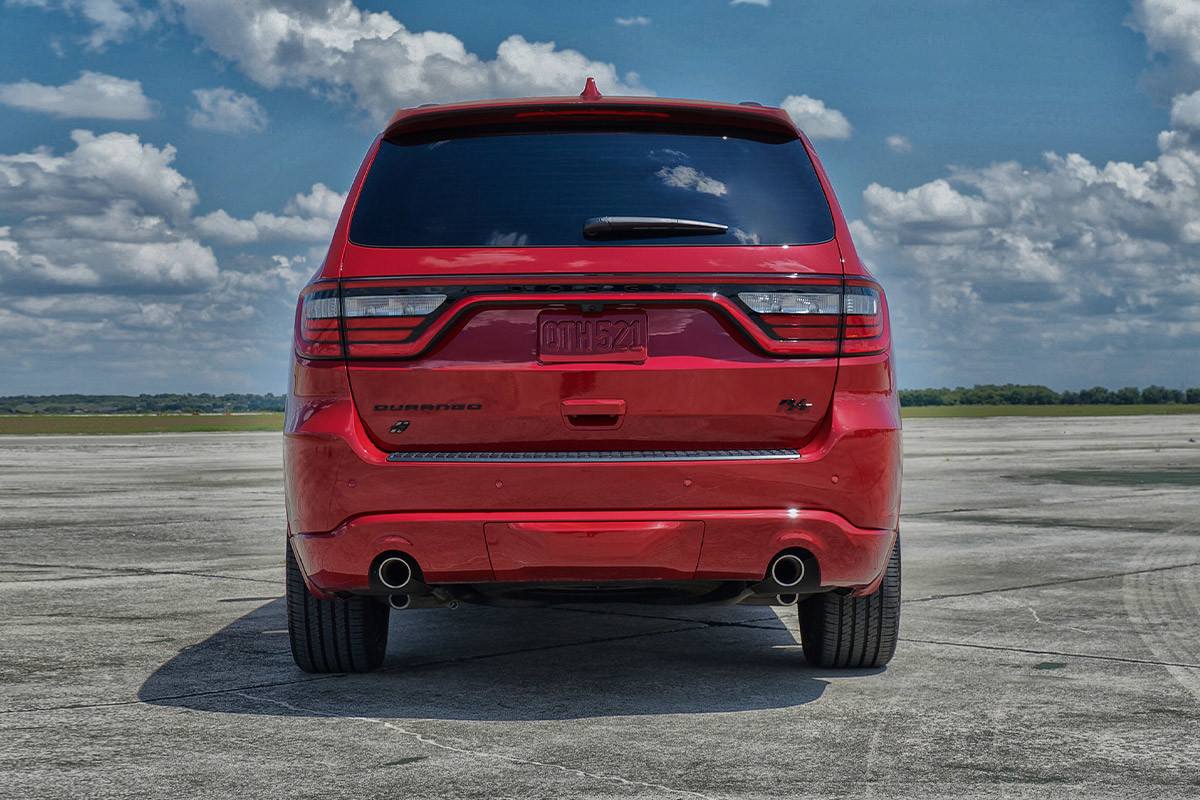 L’extérieur arrière d’un Dodge Durango 2022 rouge, mettant en évidence le coffre