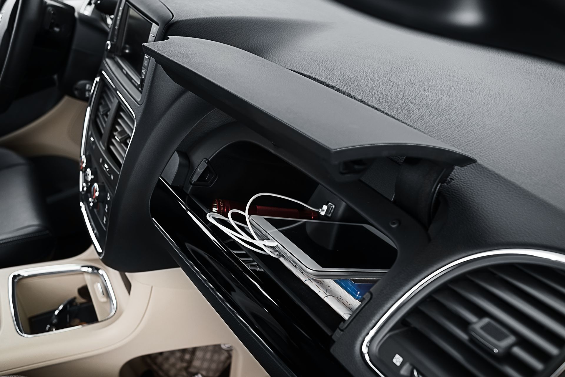 Tableau de bord de la Dodge Grand Caravan 2018 avec port USB pour téléphone