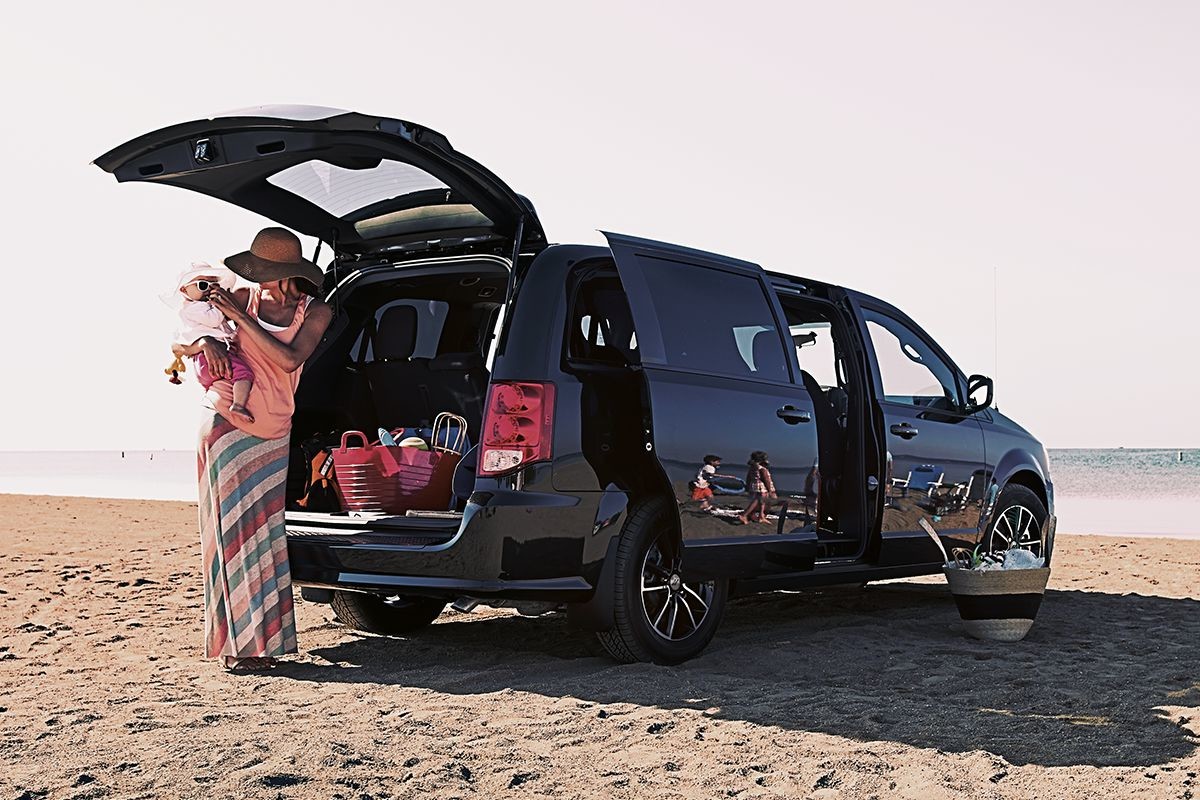Vue extérieure de la Dodge Grand Caravan 2019 équipée d'un hayon à commande électrique