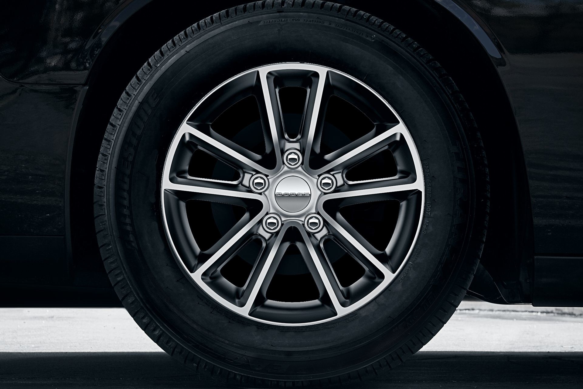 Plan rapproché des roues de la Dodge Grand Caravan 2019, illustrée en noir