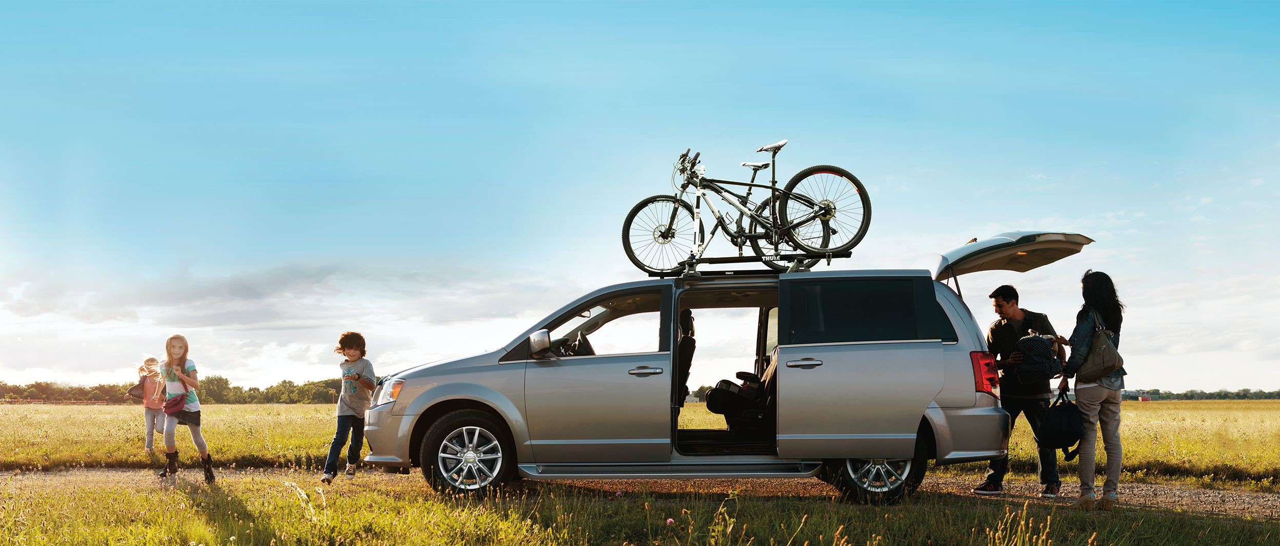 Vue latérale de la Dodge Grand Caravan 2019, illustrée en argent