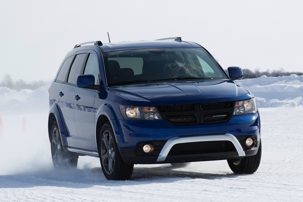 Vue de face du Dodge Journey 2019, illustré en bleu, roulant à travers un champ enneigé