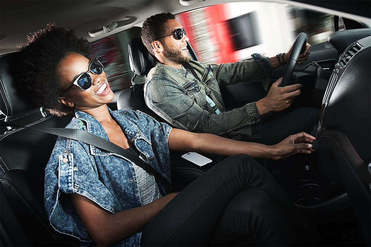 Un homme et une femme assis à l’avant d’un Dodge Journey 2020