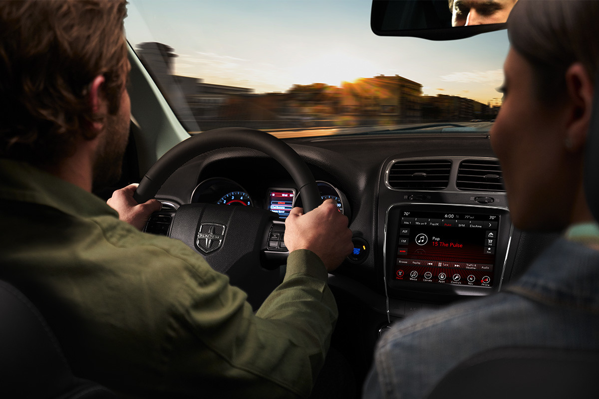 Un homme conduisant le Dodge Journey 2020, une femme occupant le siège passager