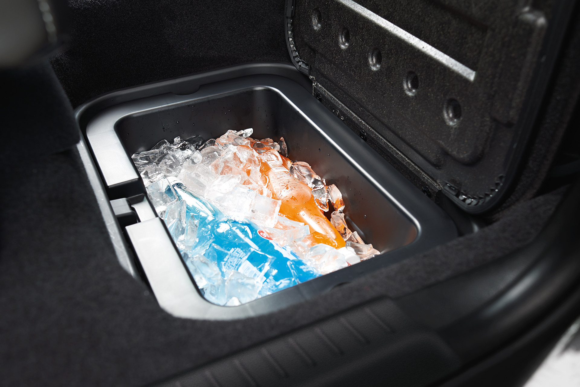 Vue de la glacière ouverte du Dodge Journey 2020, remplie de glace et de boissons