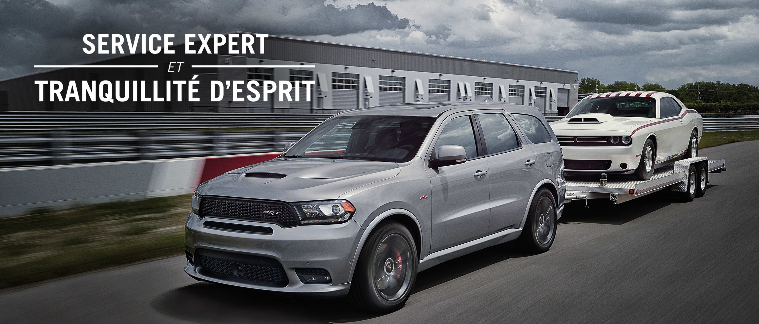 Dodge Durango 2020 argent équipé d’accessoires Mopar, remorquant un Dodge Challenger 2020 blanche. Le texte indique « Service expert et Tranquillité d’esprit ».