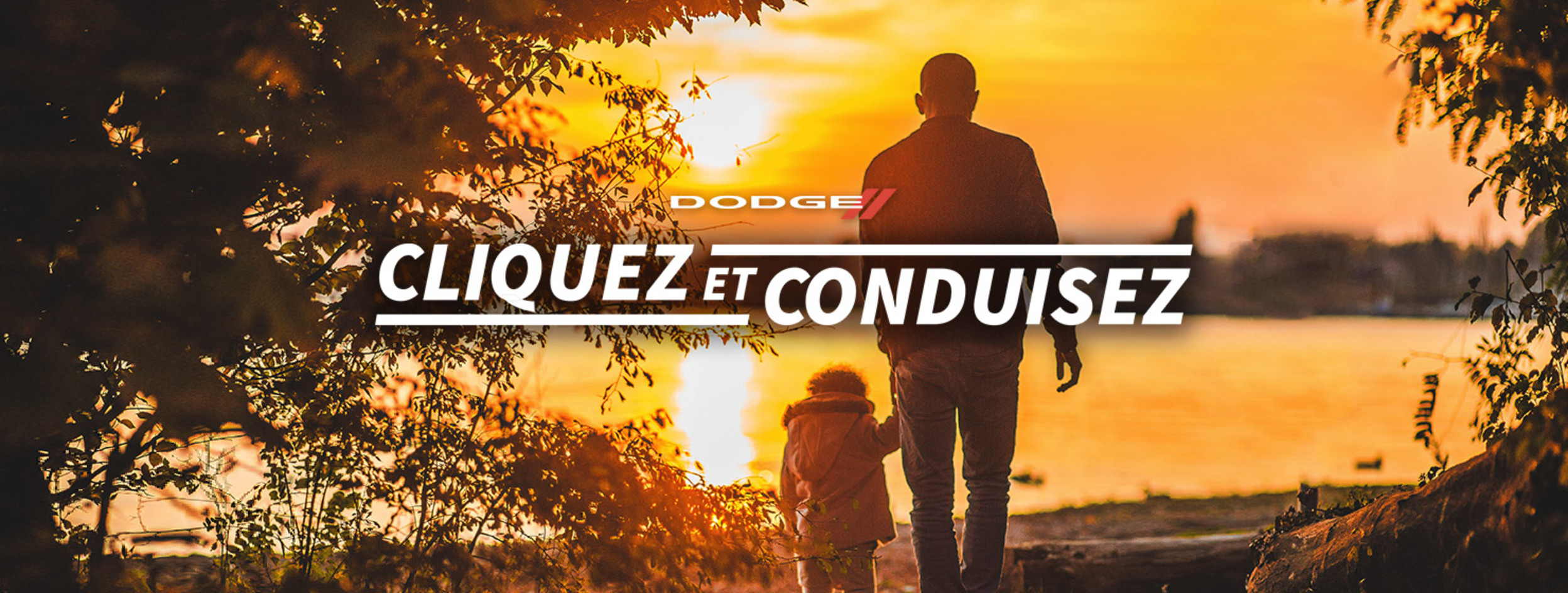 Allons de l'avant. Un père et son enfant marchent vers un lac au coucher du soleil