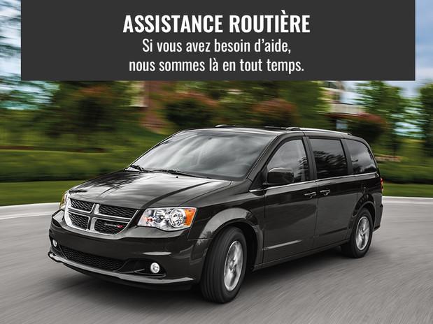 Assistance routière. Nous sommes là en tout temps lorsque vous en avez besoin. Une Dodge Grand Caravan 2020 illustrée en gris foncé sur la route.