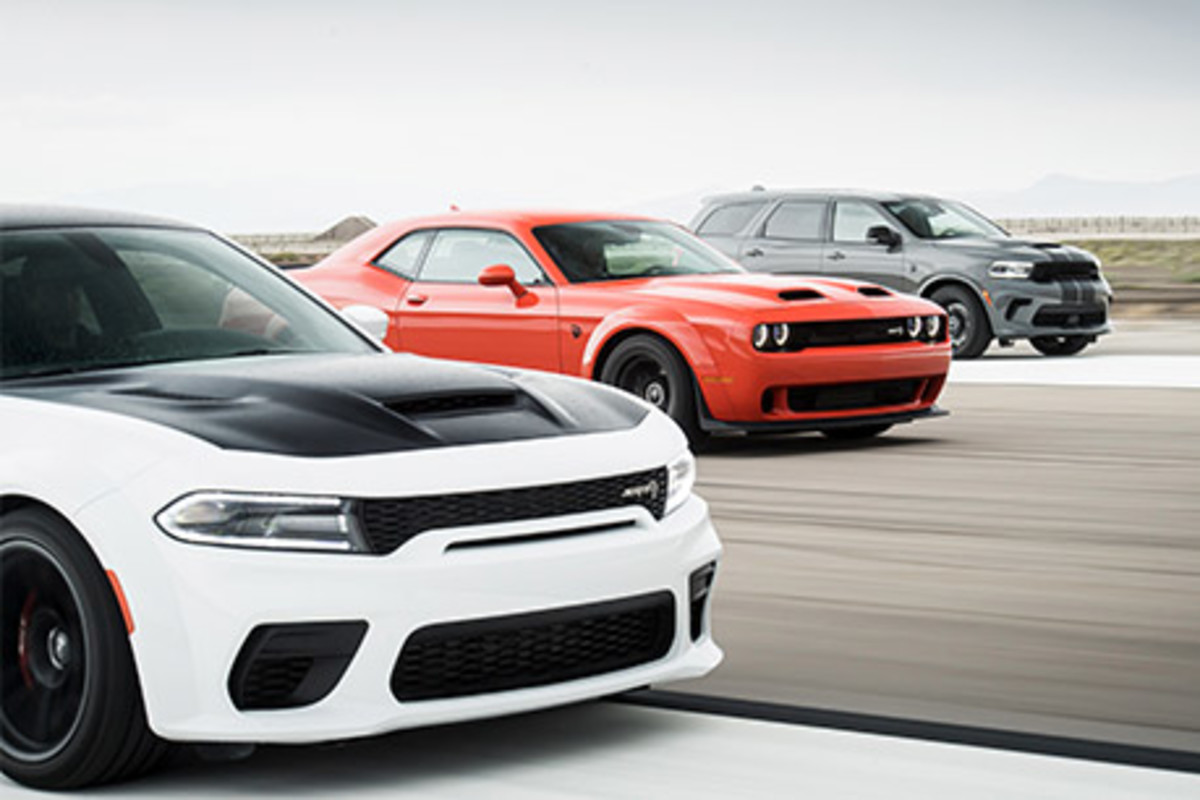 Dodge Charger, Dodge Challenger et Dodge Durango, roulant sur une route pavée.