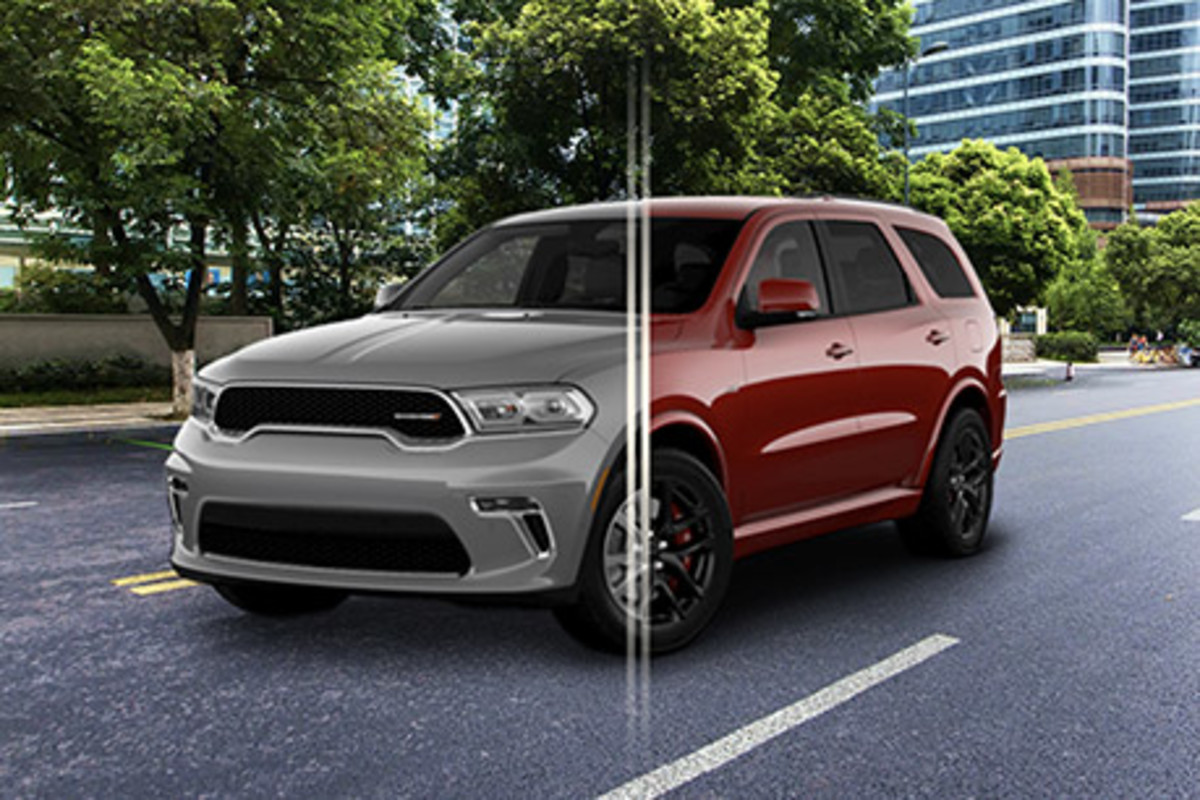 Un Dodge Durango immobile sur une route de la ville.