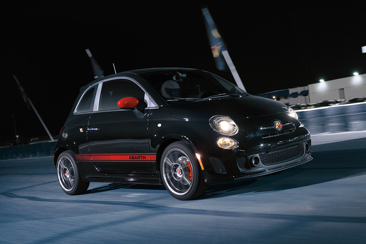 Exterior view of the 2018 Fiat 500 Abarth in vesuvio black pearl with rosso stripe
