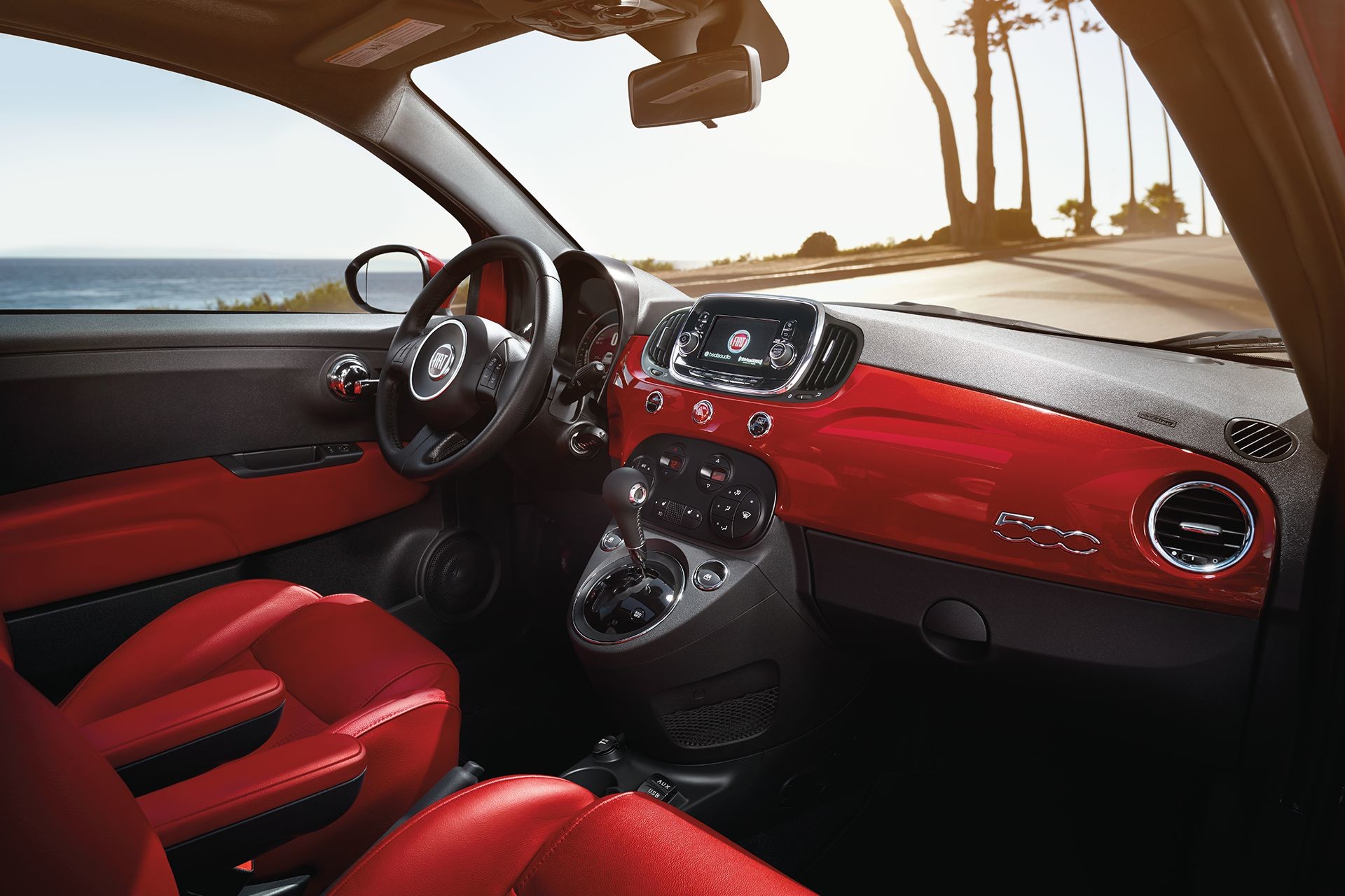 Habitacle avant de la FIAT 500 2018 avec sièges garnis de cuir Rosso (rouge)