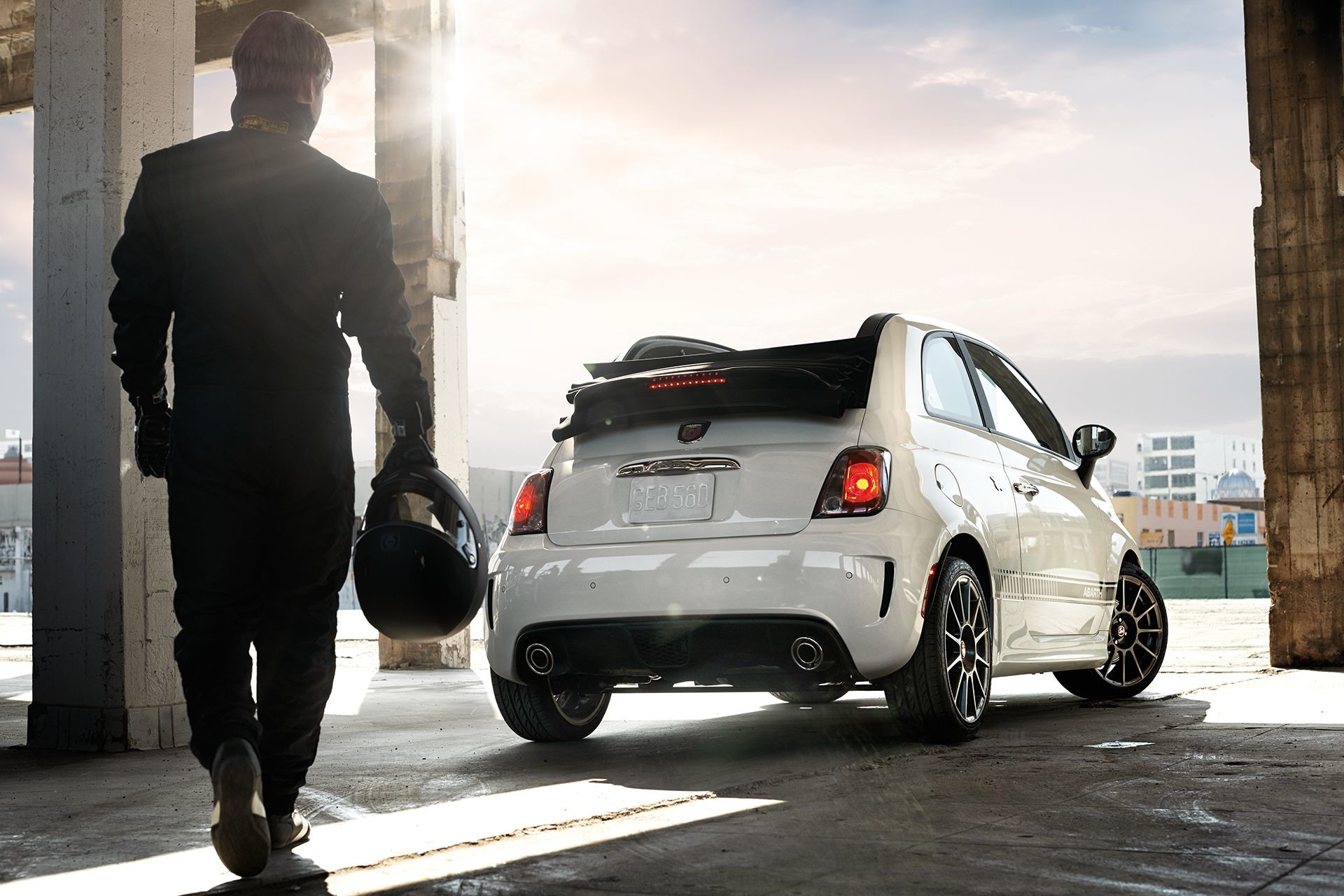 Profil arrière de la FIAT 500 2018 illustrée en blanc glace lorsque le véhicule roule