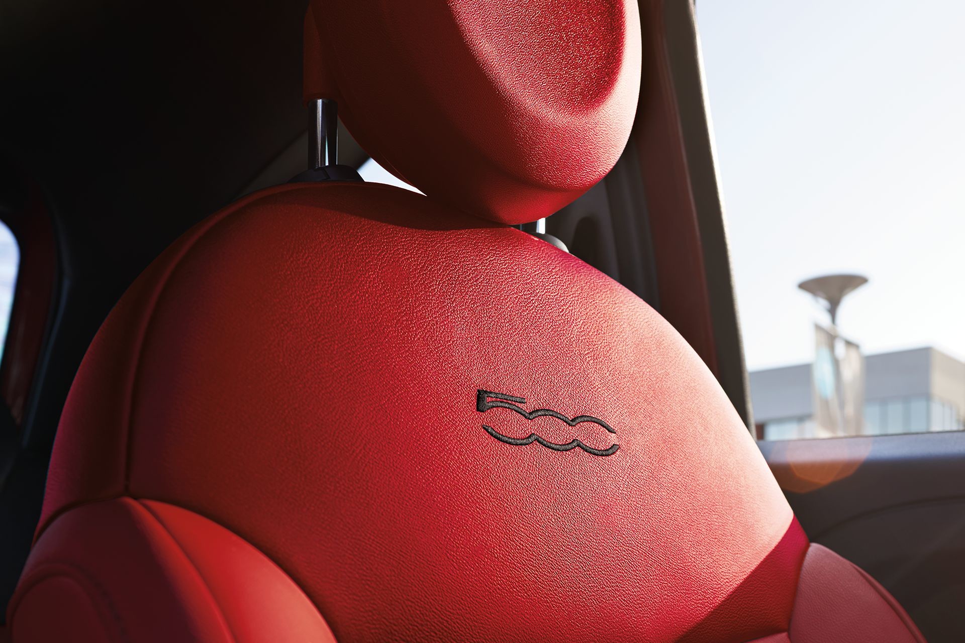 FIAT 500 2018 avec sièges garnis de cuir Rosso (rouge)