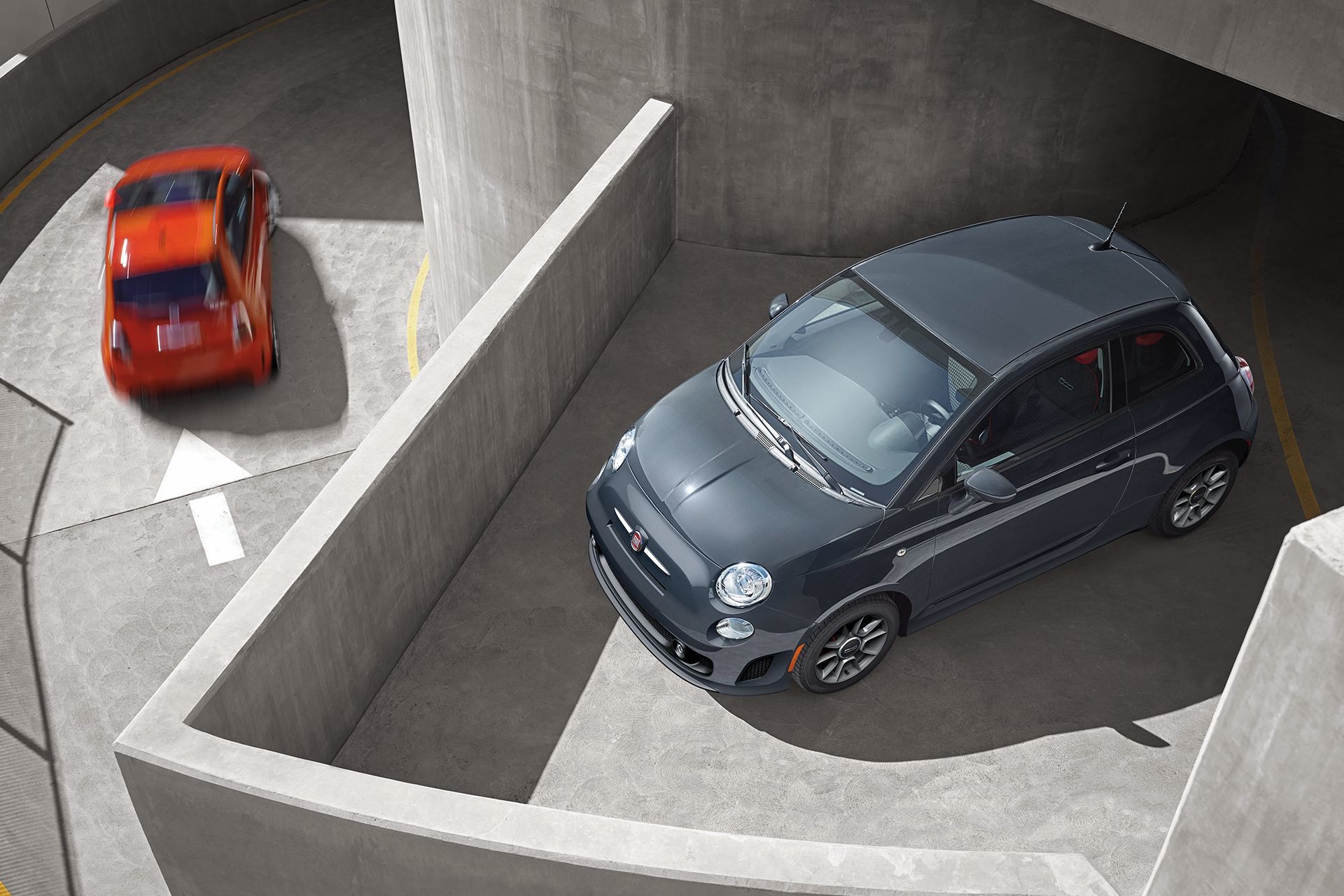 Vue aérienne de la FIAT 500 2018 illustrée en argent Pompéi stationnée