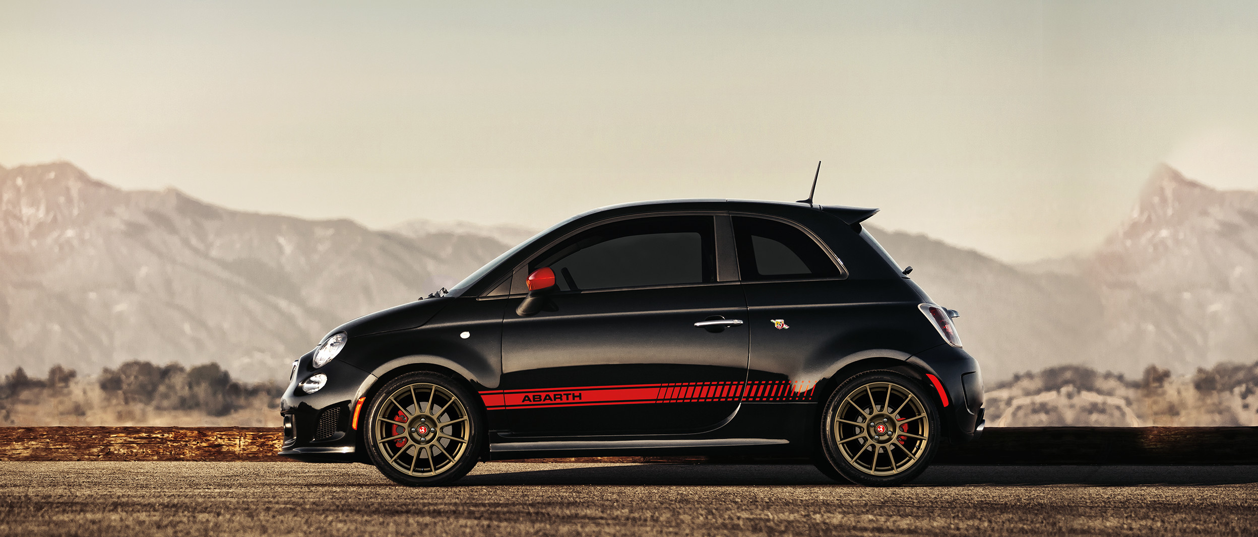 Side view of the 2018 Fiat 500 Abarth in Vesuvio Black Pearl