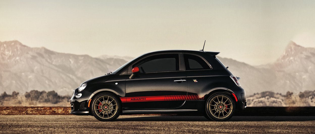 Side view of the 2018 Fiat 500 Abarth in Vesuvio Black Pearl