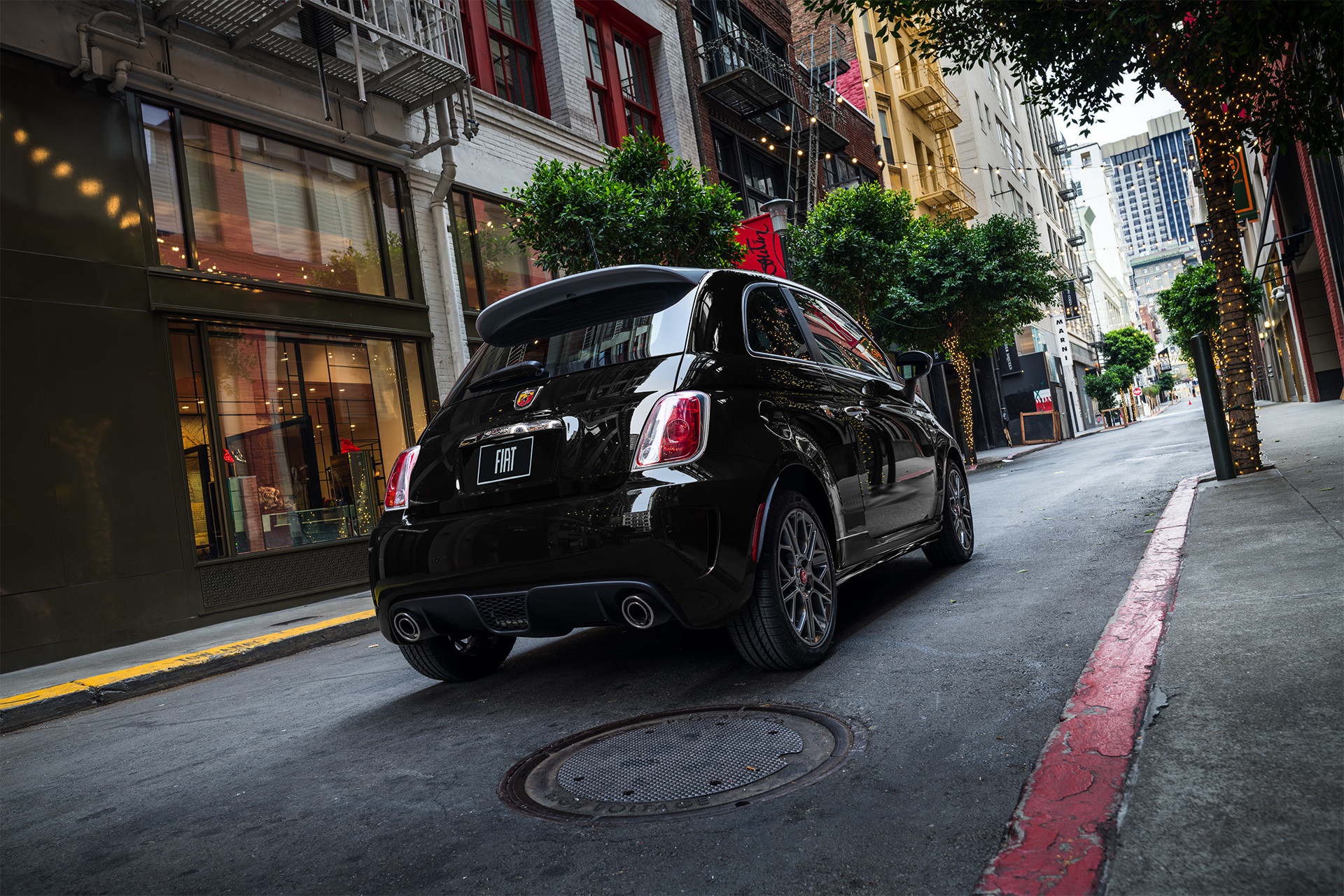 FIATMD 500 2019 noire stationnée dans une rue urbaine.