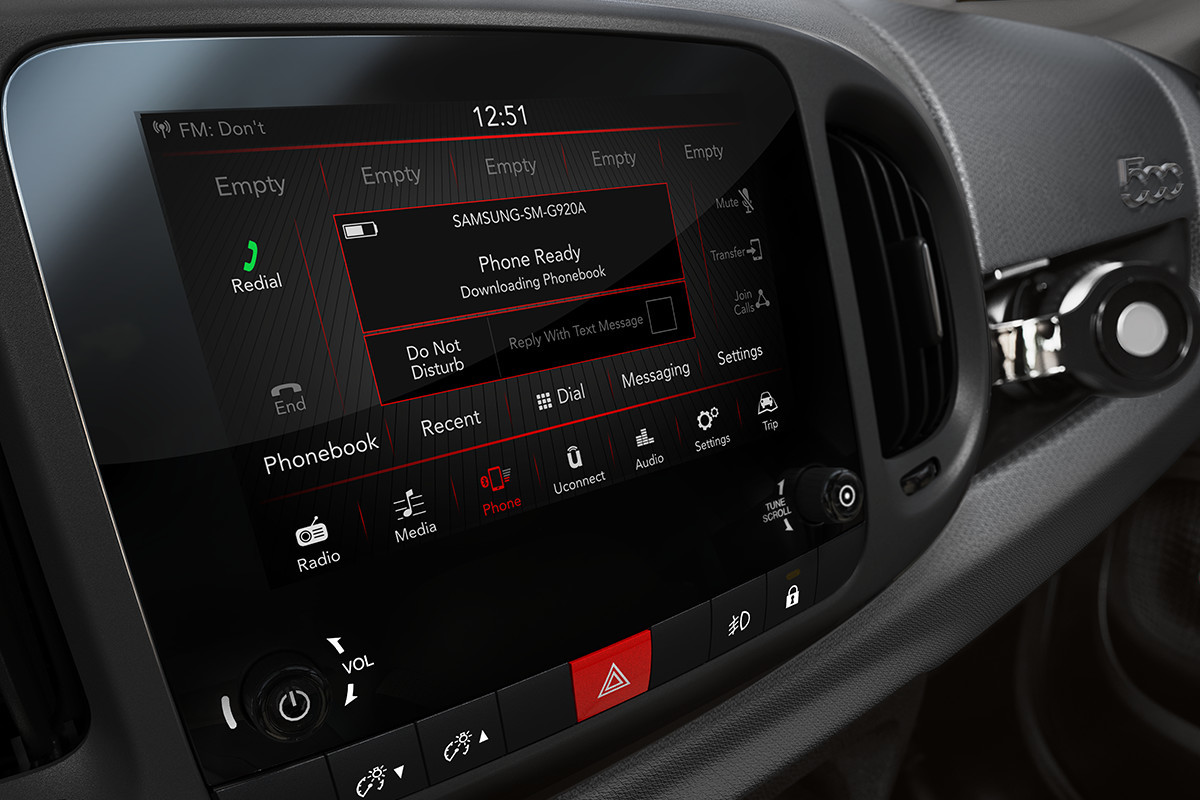 2018 Fiat 500L UConnect interior technology