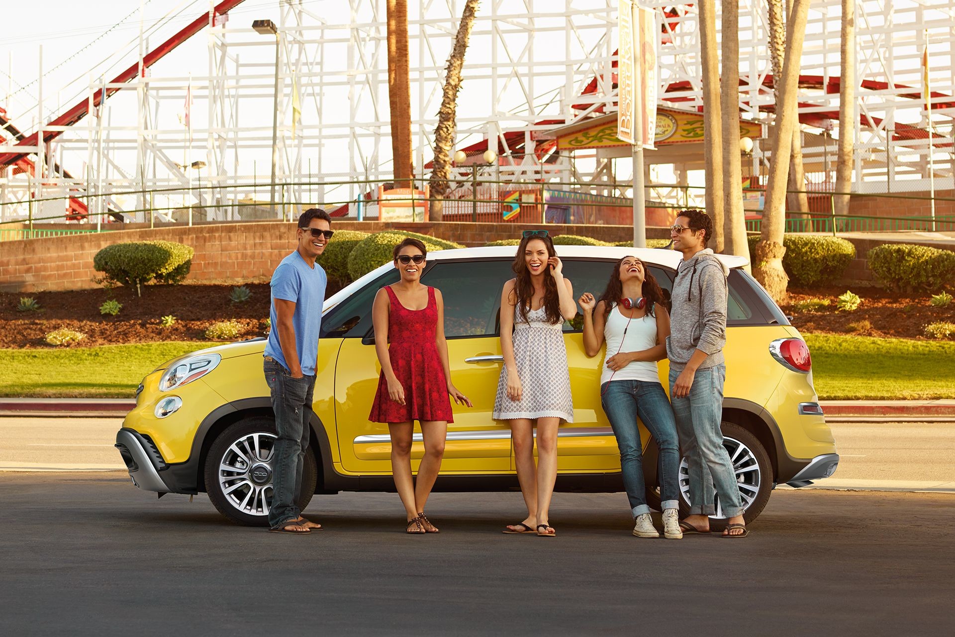 FIAT 500L 2018 – vue latérale de l’extérieur, illustrée en jaune