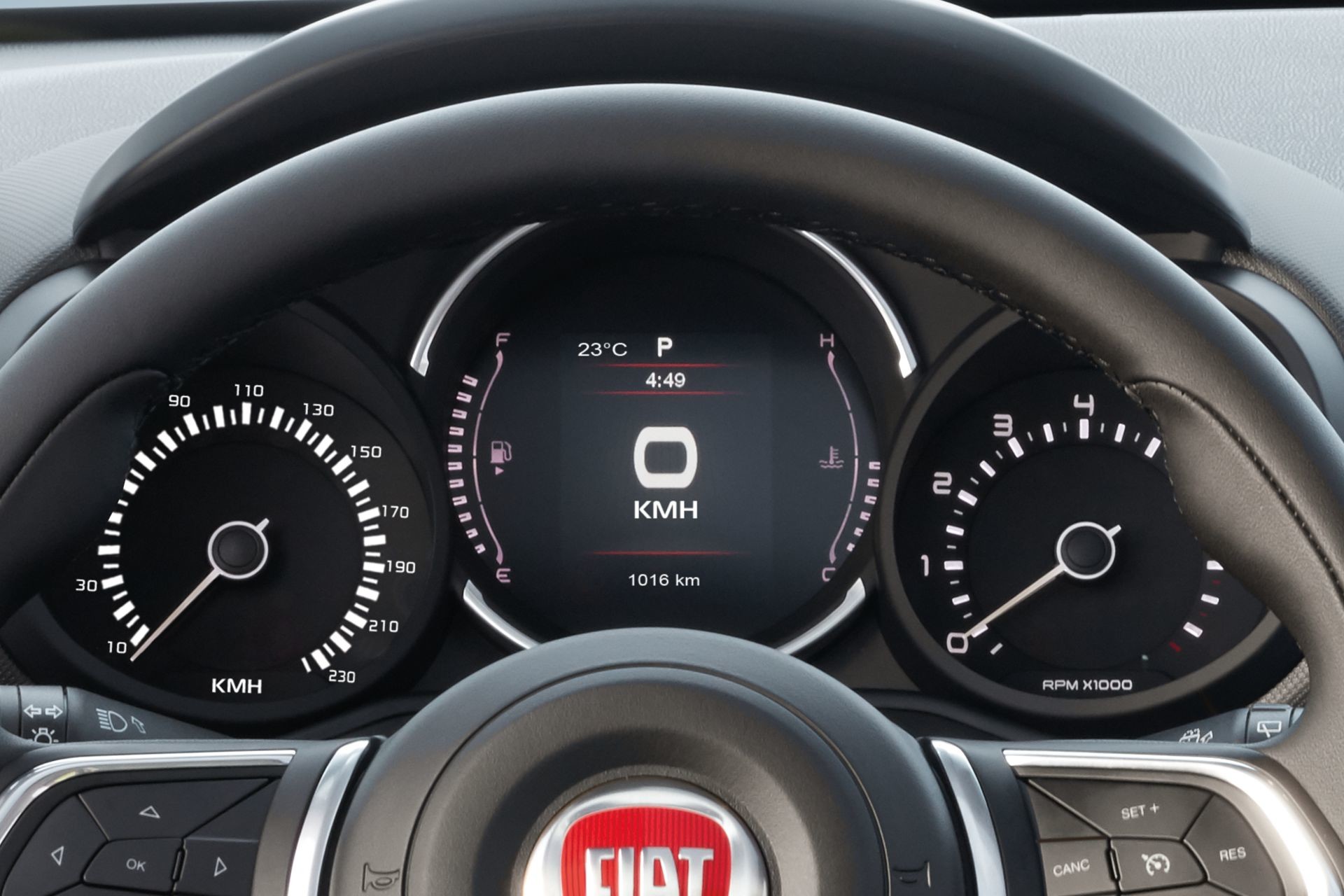 2018 Fiat 500L interior new design cluster display system