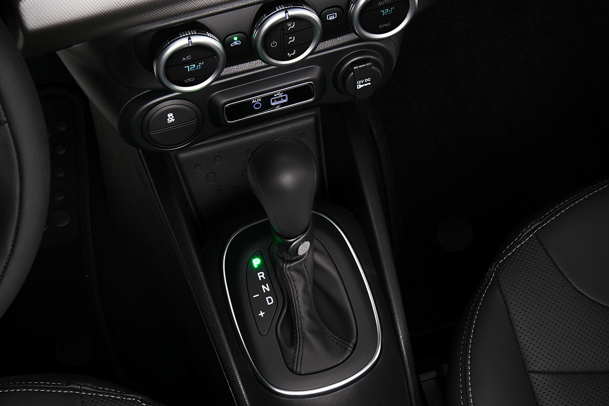 Vue de l'intérieur, console centrale et levier de vitesse de la FIAT 500L 2019