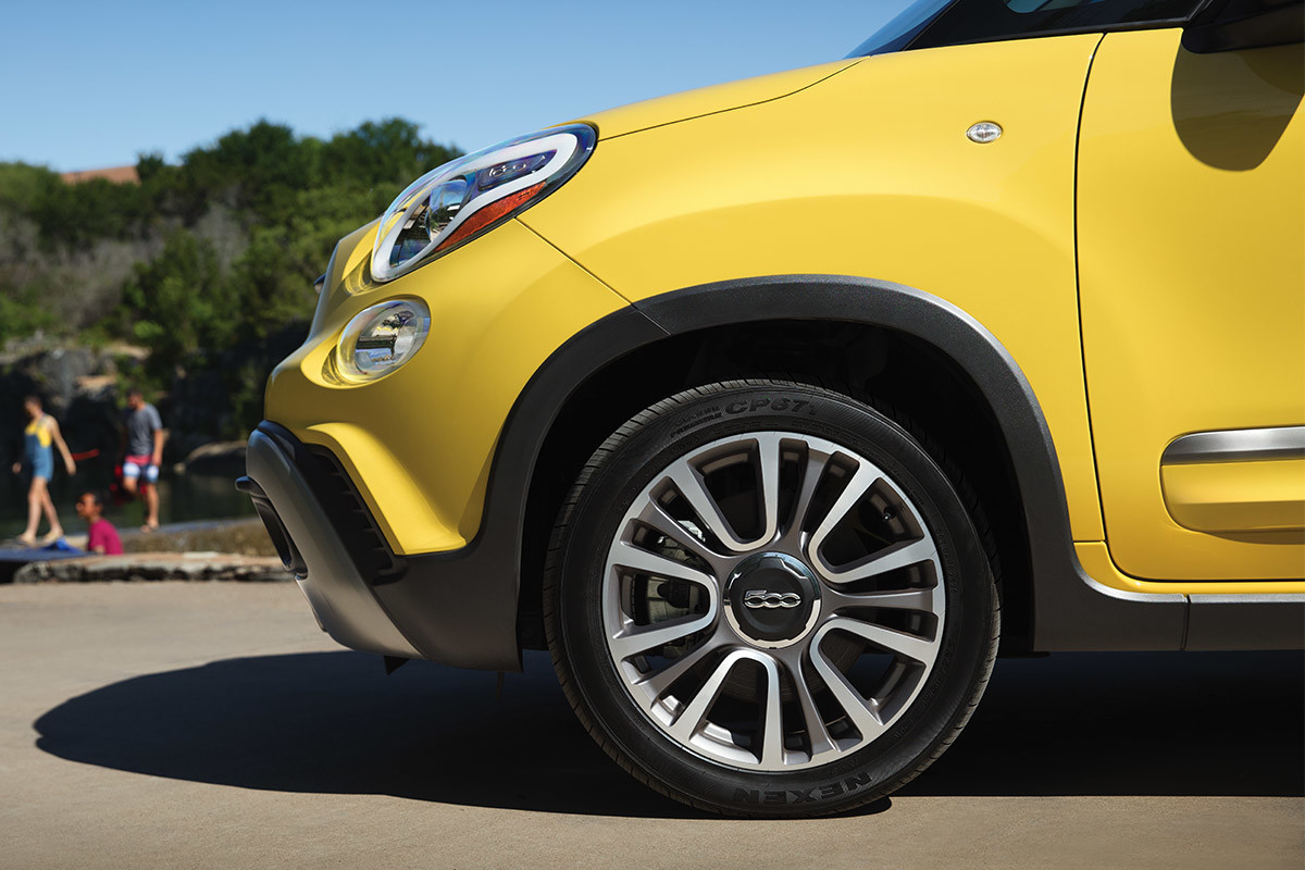 Gros plan des roues en aluminium de la FIAT 500L 2019