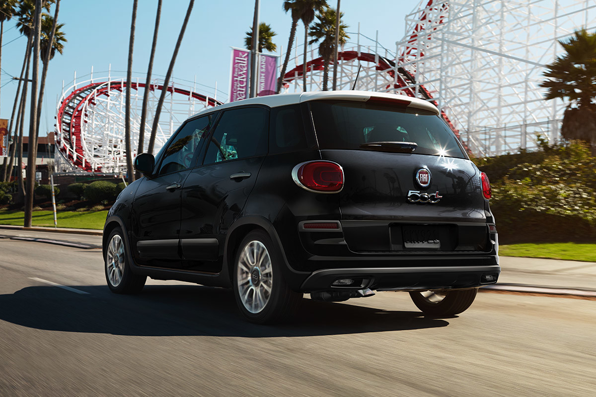 FIAT 500L 2019 conduire sur la route, illustrée en noir