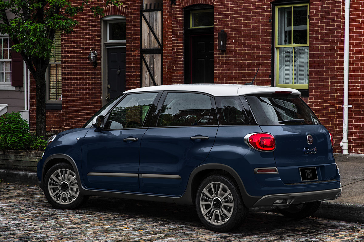 Vue extérieure de la 500L 2019 garée, illustrée en bleu avec toit blanc
