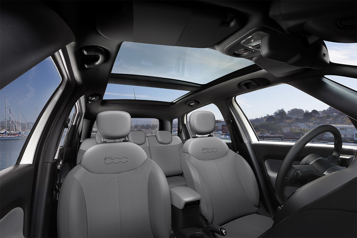 Vue de l'intérieur, toit ouvrant à deux panneaux de la FIAT 500L 2019