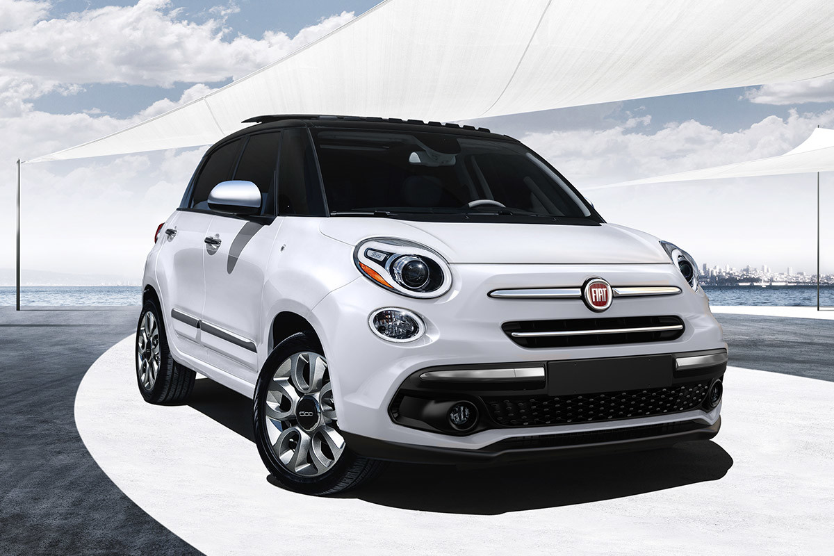 Vue extérieure de la FIAT 500L 2019 garée, illustrée en blanc
