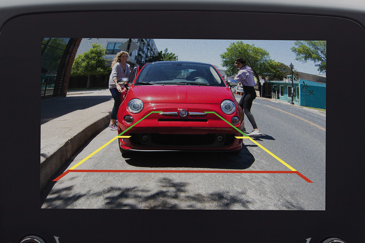 Gros plan de la caméra de recul ParkView dans l'habitacle de la FIAT 500L 2019