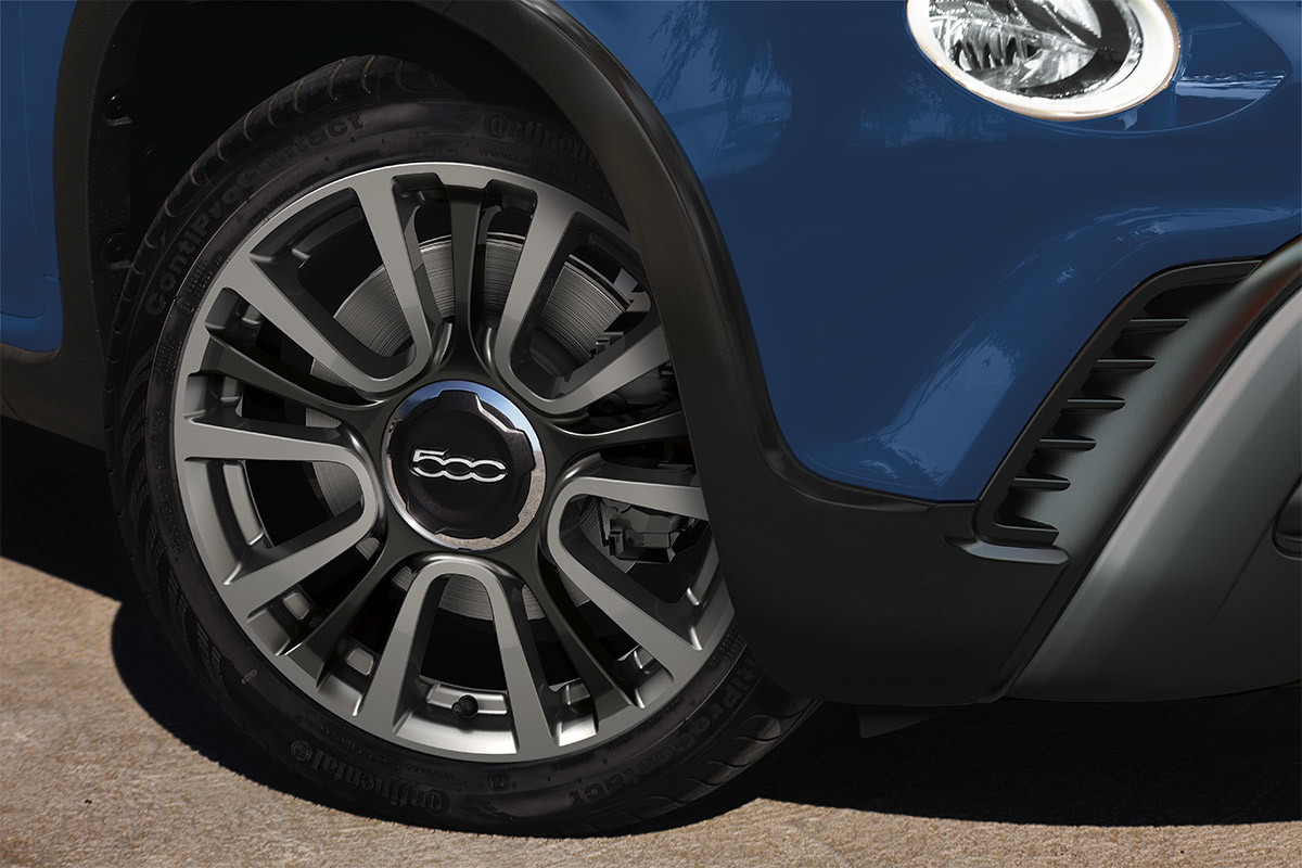Vue de l'extérieur de la FIAT 500L 2019 dans un stationnement, illustrée en bleu