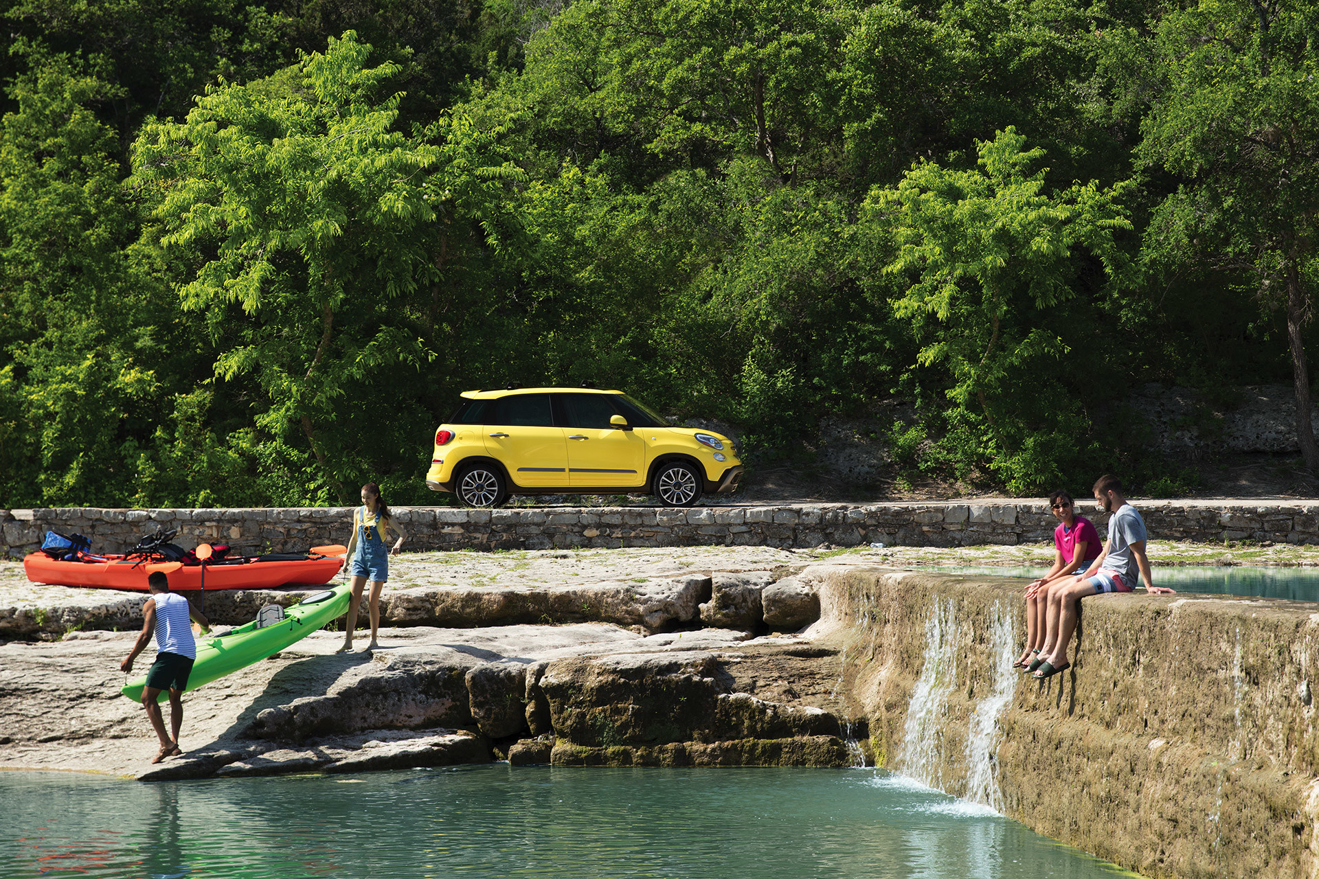 Vue de l'extérieur de la FIAT 500L 2019 garée sur un quai, illustrée en jaune