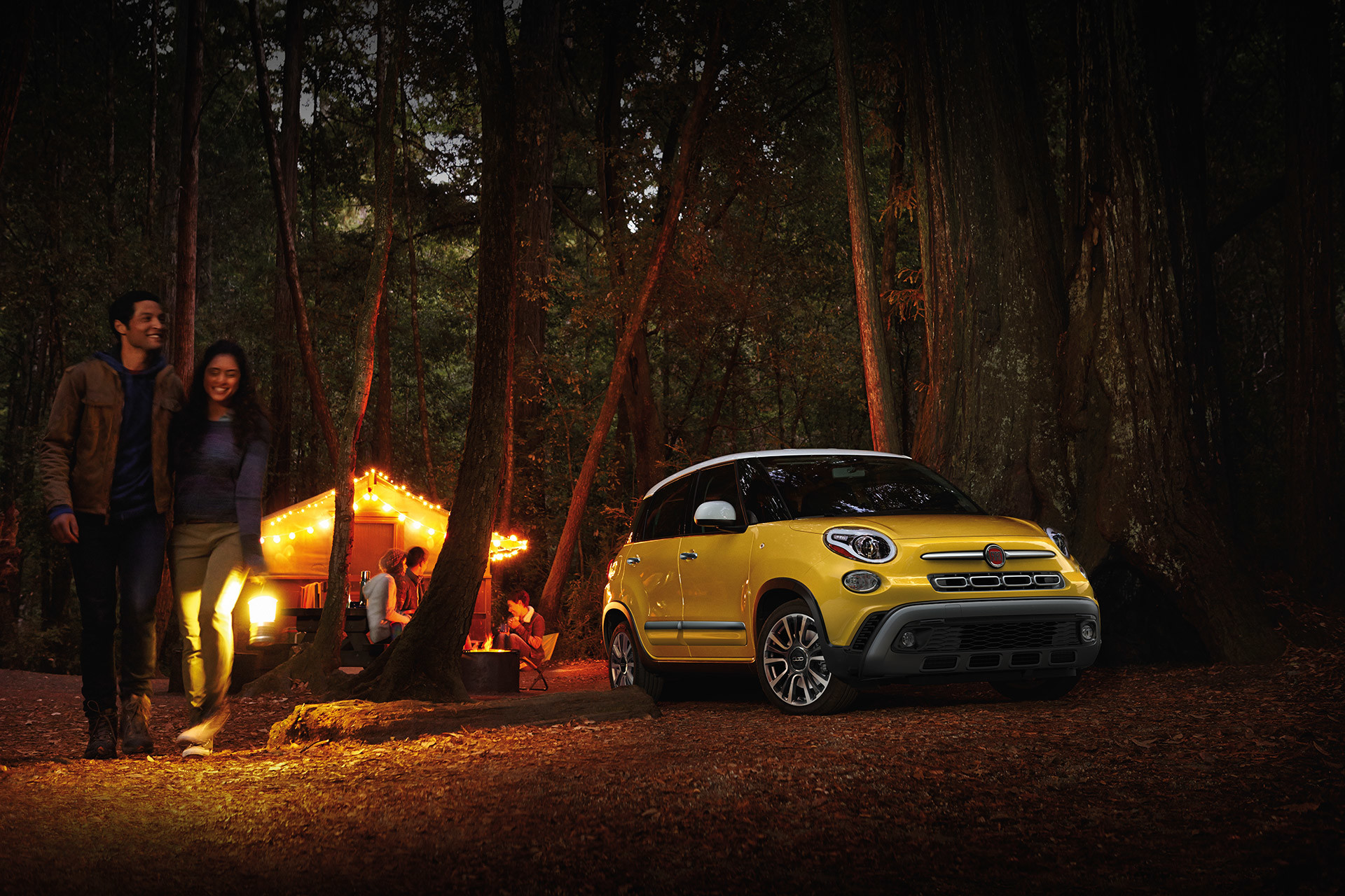 FIAT 500L 2019 garée dans une zone boisée la nuit, illustrée en jaune