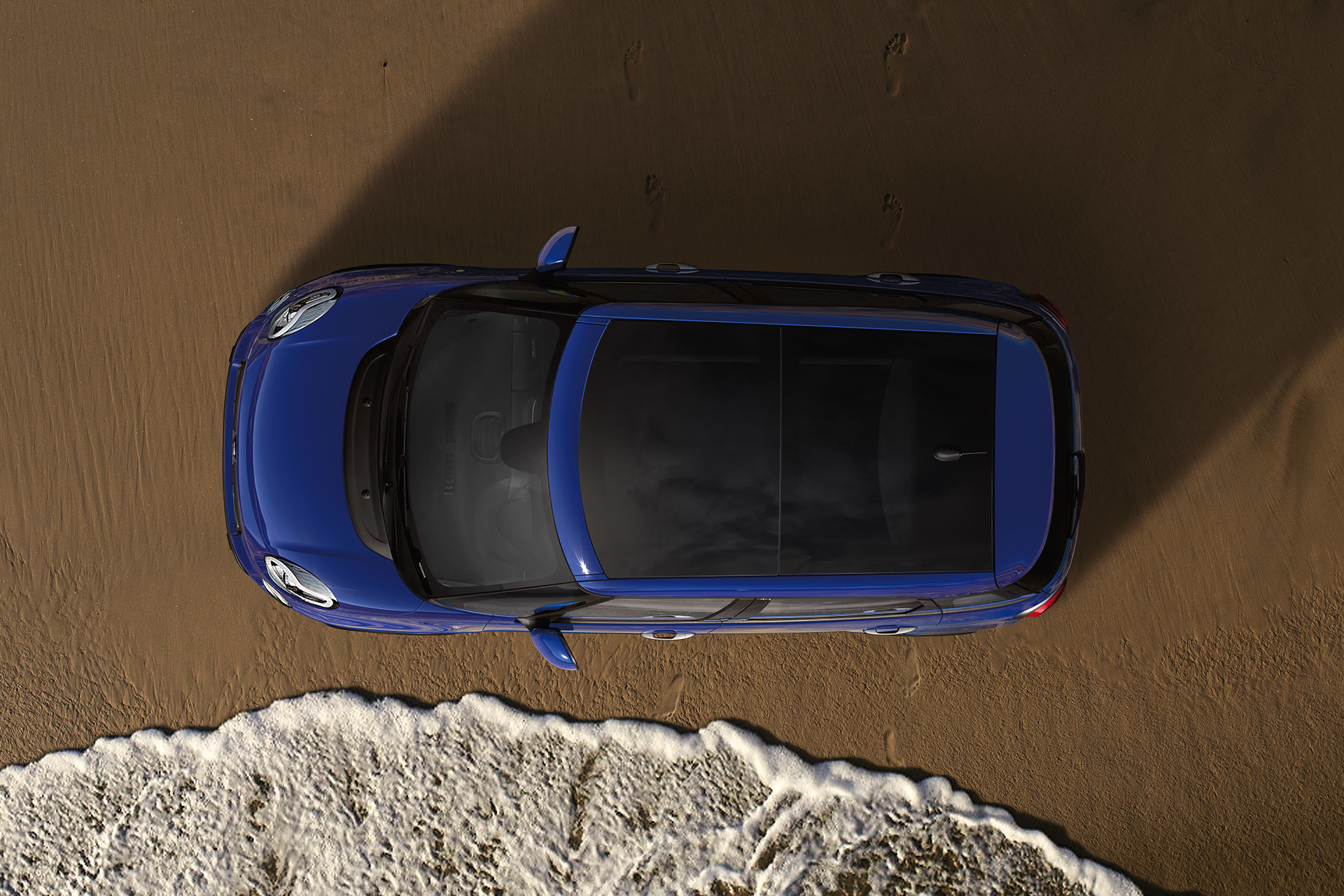 Vue du dessus de la FIAT 500L 2019 garée à la plage, illustrée en bleu