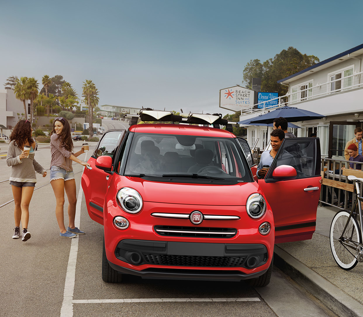 FIAT 500L 2019 garée dans une rue urbaine, illustrée en rouge