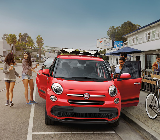 FIAT 500L 2019 garée dans une rue urbaine, illustrée en rouge