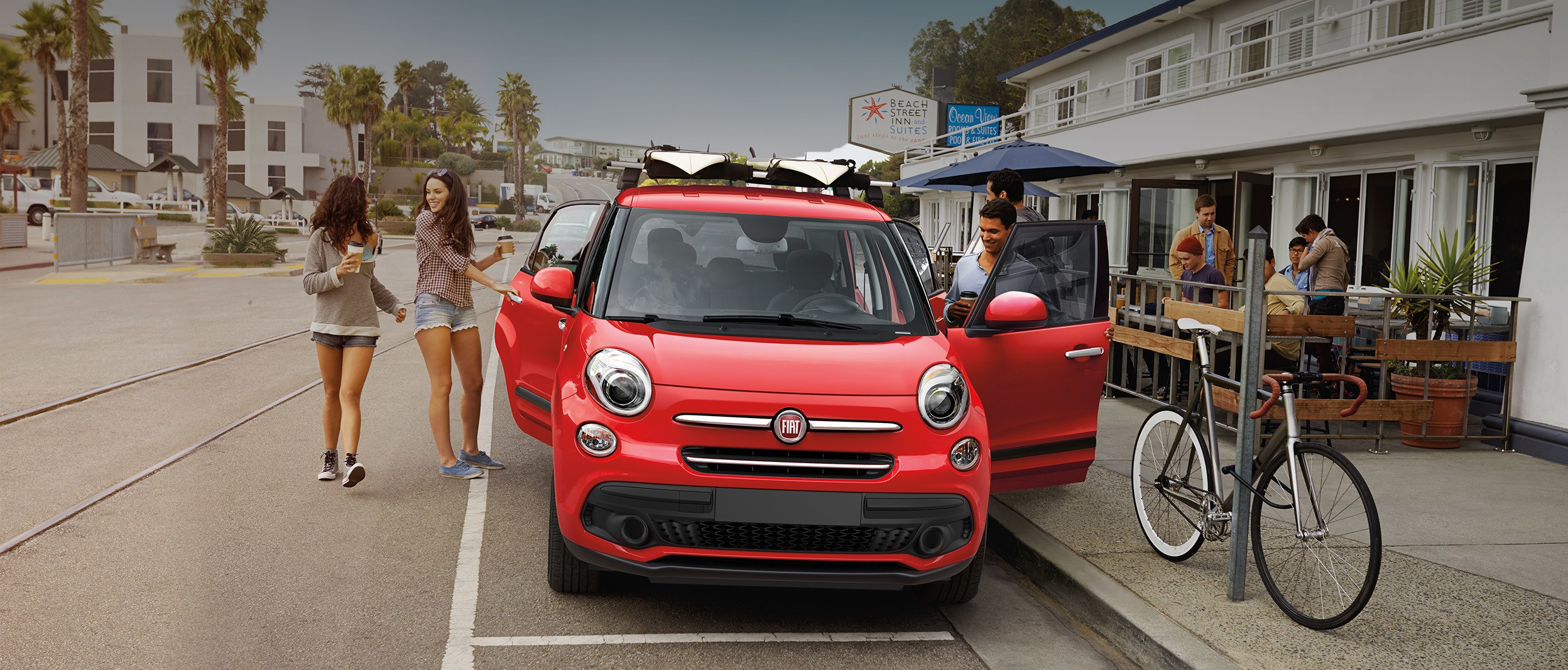 FIAT 500L 2019 garée dans une rue urbaine, illustrée en rouge