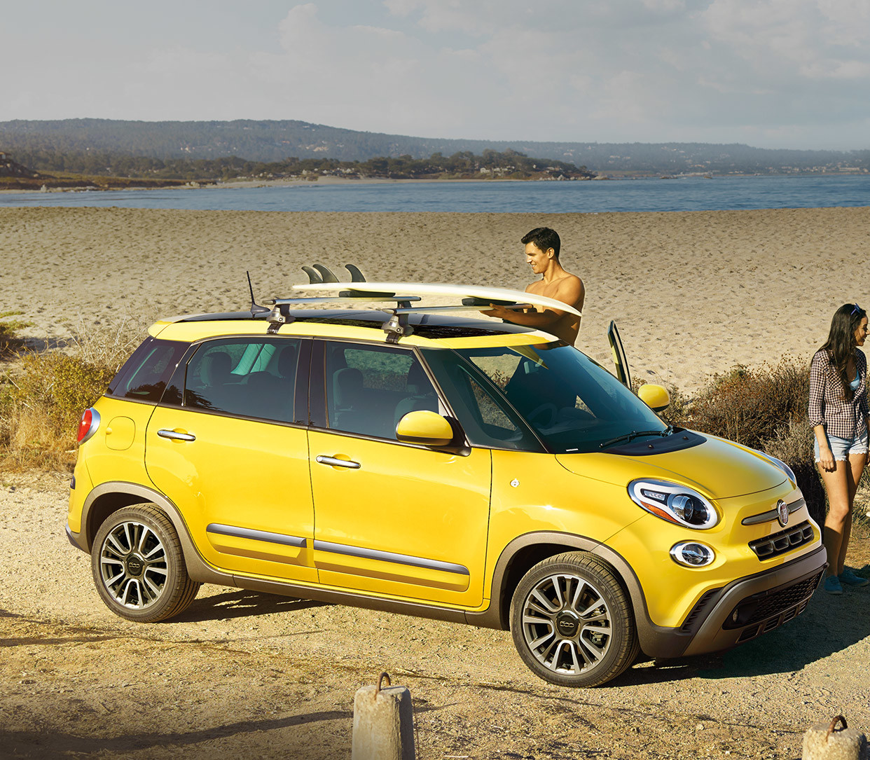 FIAT 500L 2019 près de l'océan, illustrée en jaune