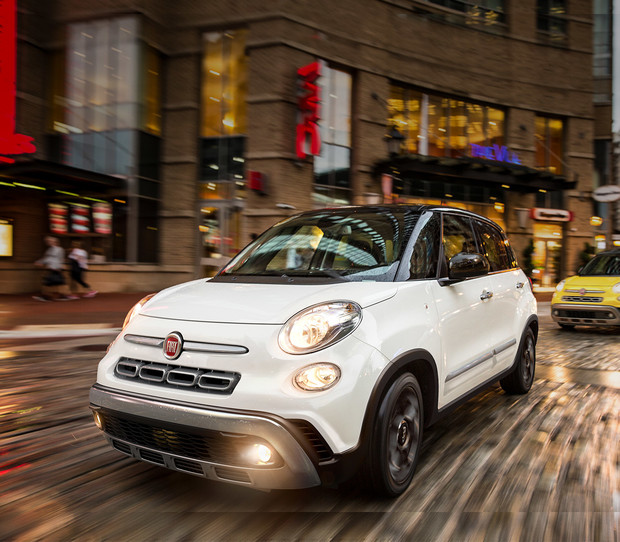FIAT 500L 2019 roulant dans une rue urbaine, illustrée en blanc et jaune