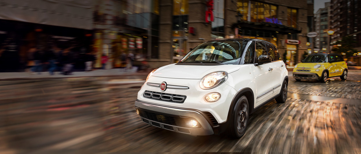 FIAT 500L 2019 roulant dans une rue urbaine, illustrée en blanc et jaune