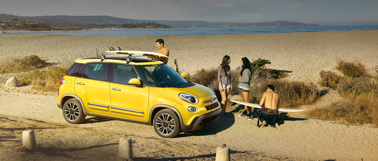 FIAT 500L 2019 près de l'océan, illustrée en jaune