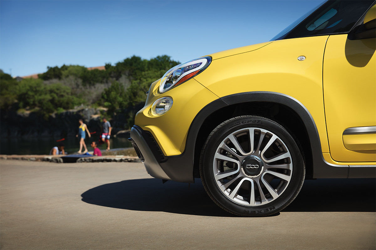 Roues de 17 po en aluminium de la FIAT 500L 2020, garée à l’extérieur