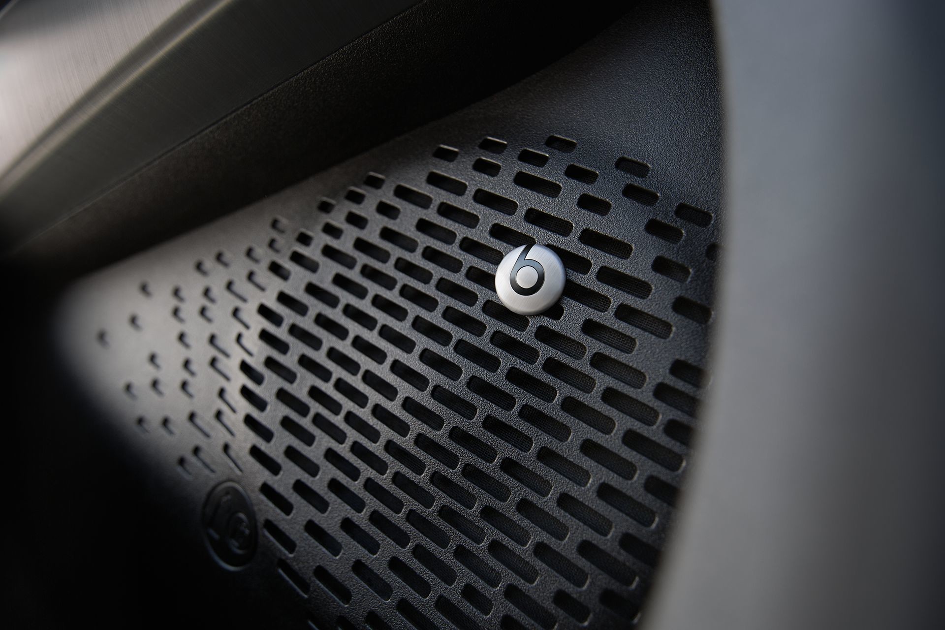 2018 Fiat 500X crossover premium sound with beatsaudio system