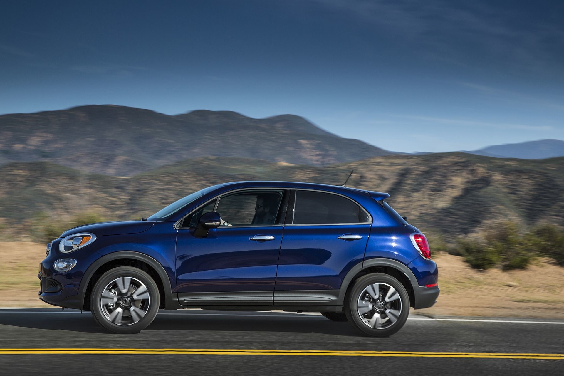 2018 Fiat 500X crossover side view shown in blue